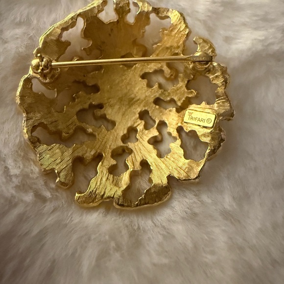 Vintage Crown Trifari gold-tone "Coral Reef" brooch. - Picture 7 of 8